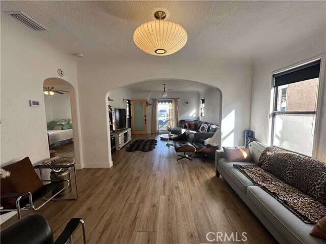 Building Photo - 206 W Mountain View Ave