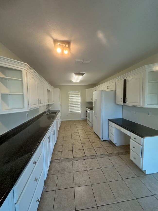 Building Photo - 3 Bedroom / 2 Bath with plenty of space. T...