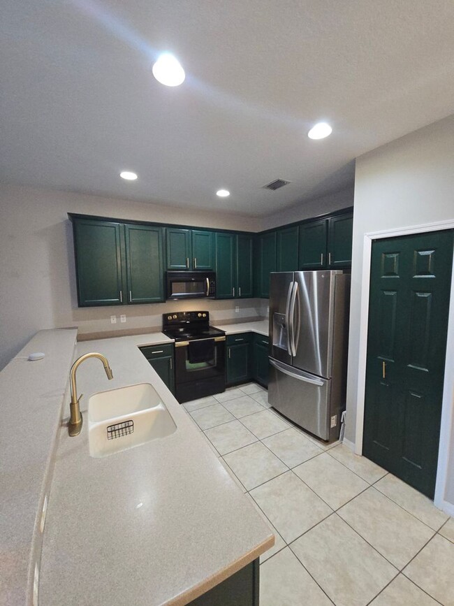 Building Photo - Modern 3 Bedroom 2.5 Bath in Gibsonton
