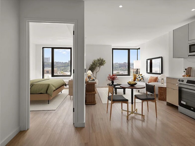 Building Photo - 5055 Broadway