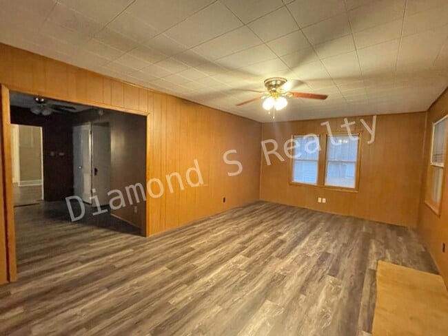 Building Photo - Charming Bungalow-Style Home Available Now