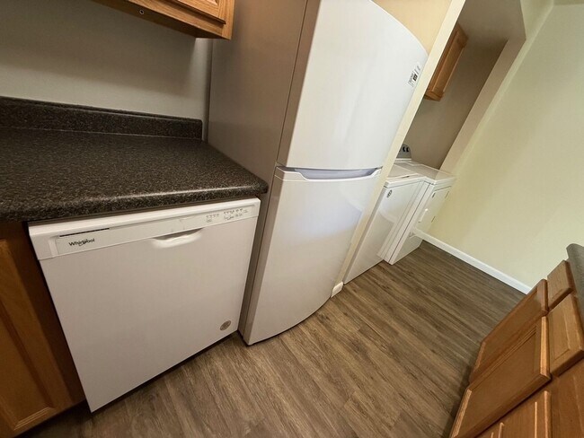 Building Photo - 3-bedroom, 1.5-bathroom townhome close to ...