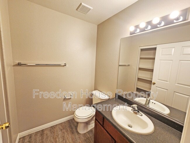 Building Photo - 200 S Mount Charleston Dr E