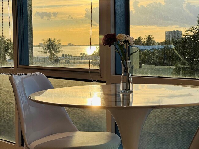 Building Photo - 900 Bay Dr