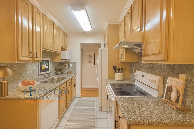 Building Photo - Lake Merritt Condominium 2 Bedroom, 2 Bath...
