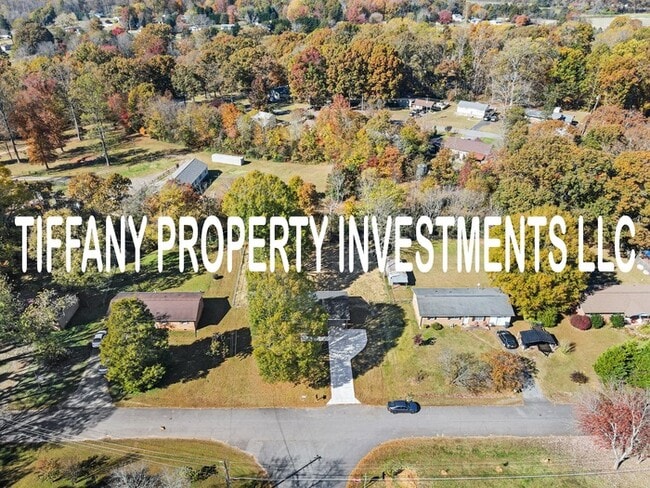 Building Photo - 714 Chal Dr