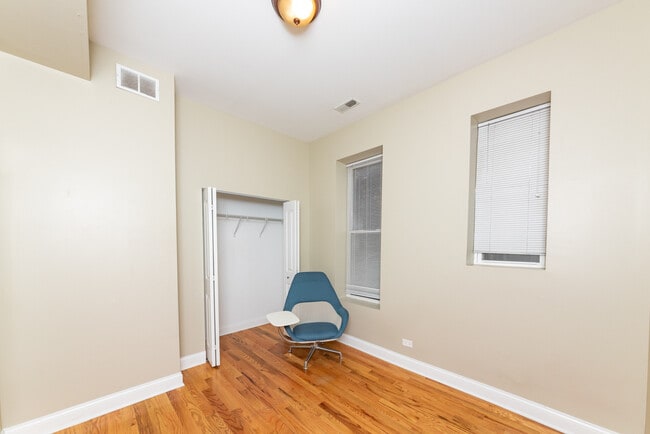 Building Photo - 3927 N Clarendon-1R