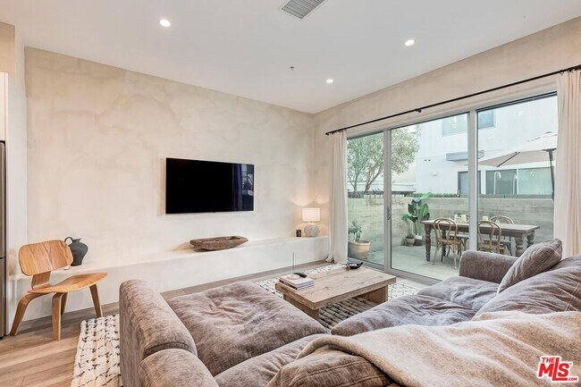 Building Photo - 957 Figueroa Terrace