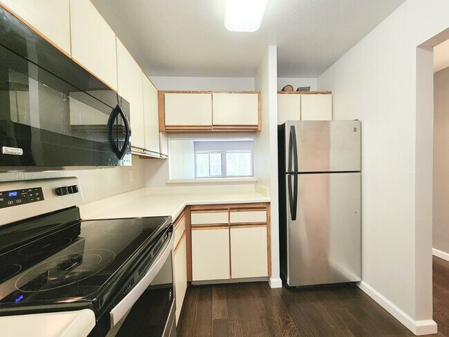 Building Photo - 2 bedroom 2 bath condo home in North San Mateo
