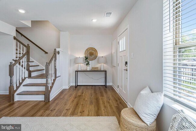 Building Photo - 2487 Avesta Pl
