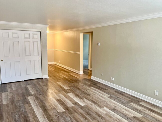 Building Photo - 2 bd/1.5 ba unit in CapHill