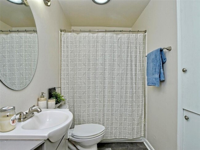 Building Photo - 1400 W 51st St