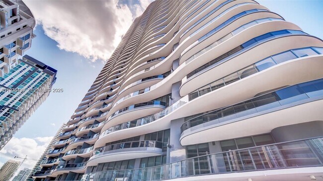 Building Photo - 1000 Brickell Plaza