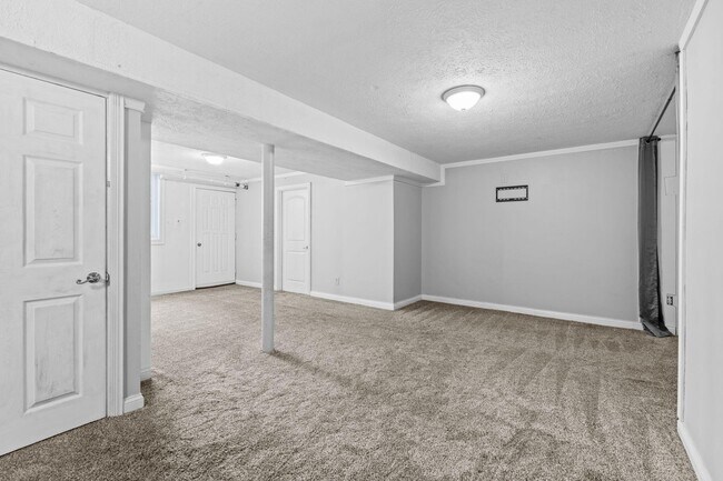 Building Photo - 562 Lone Oak Dr