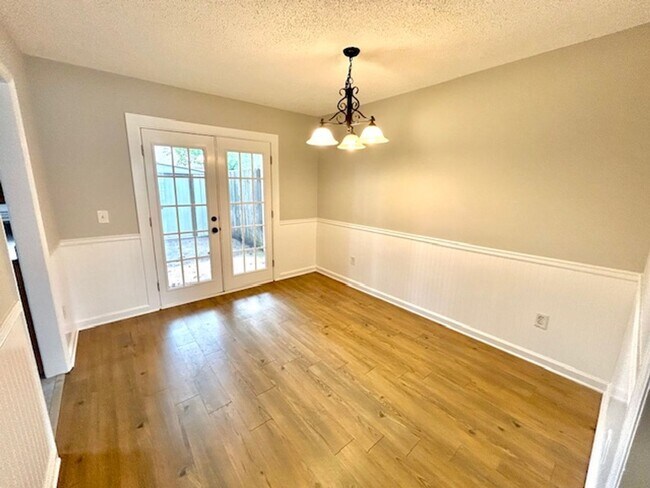 Building Photo - Beautiful Townhome in the Heart of Madison! MOVE IN SPECIAL!