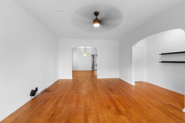 Building Photo - 172 W 49th St