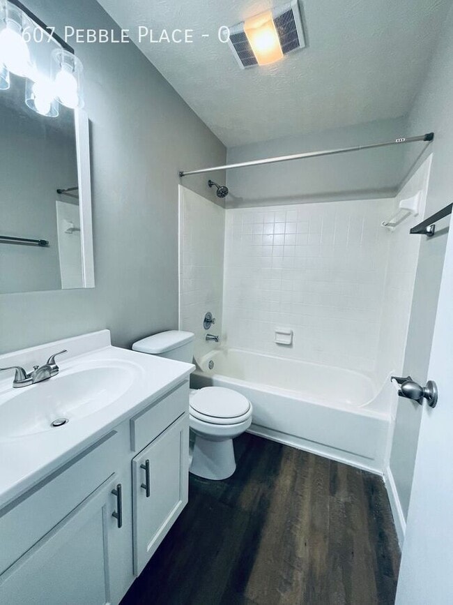 Building Photo - 607 Pebble Pl Dr