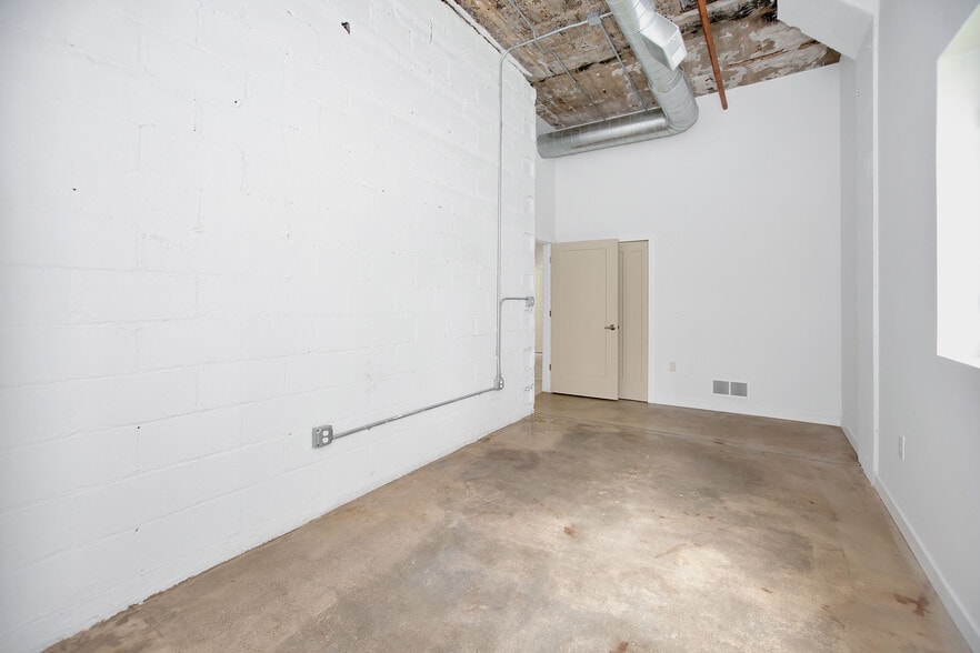 Building Photo - 470 Brainard St