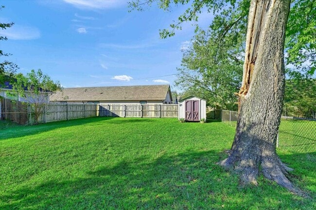 Building Photo - 810 N Throckmorton St