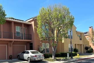 Building Photo - Gorgeous 3 bedroom, 2 and a half bathroom townhome in Hamilton Field for rent!