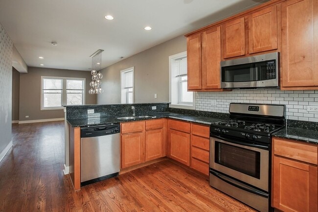 Building Photo - 3911 W Addison St