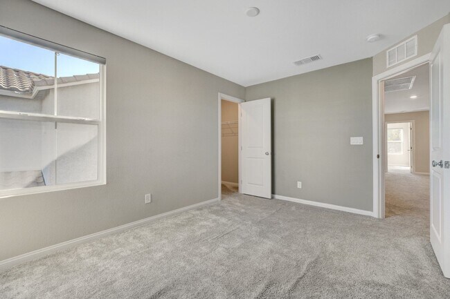 Building Photo - Gorgeous 4 Bedroom, 2 Story Home in SW/Mou...