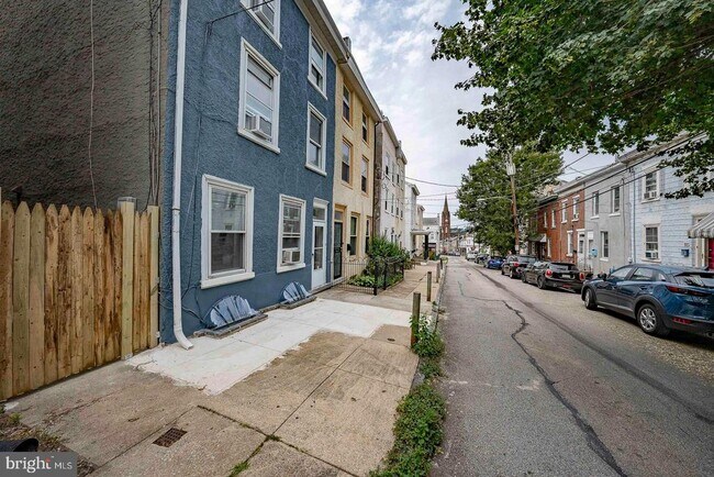 Building Photo - 201 Dupont St
