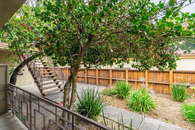 Building Photo - 1207 Huntington Dr