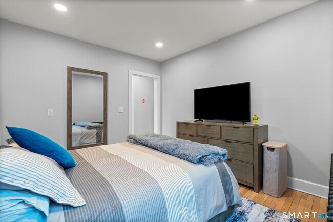 Building Photo - 7 Willowbrook Pl