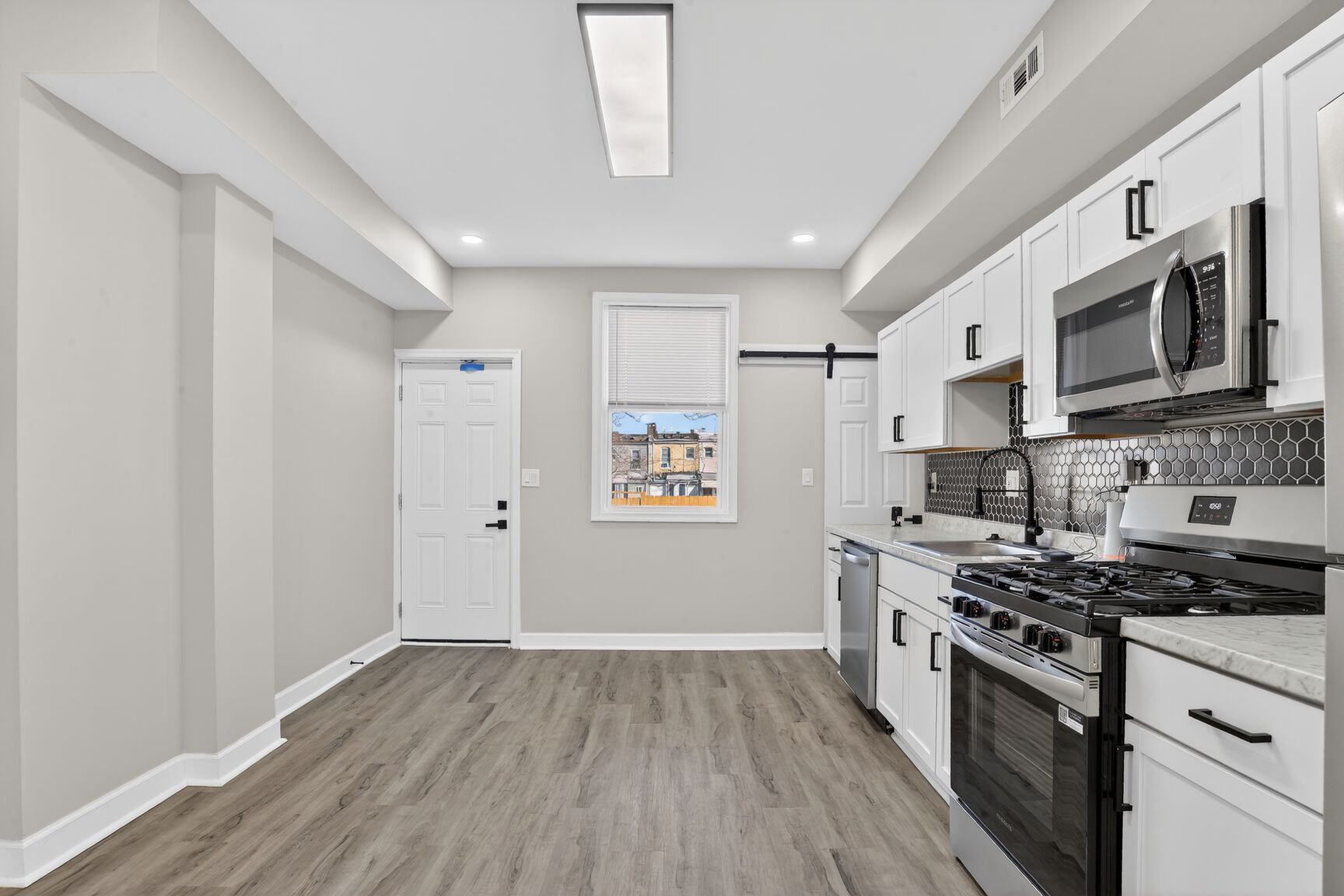 Building Photo - 2102 W Saratoga St