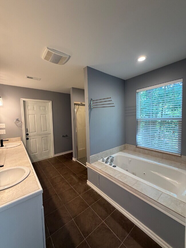 Building Photo - 1270 Skyview Dr
