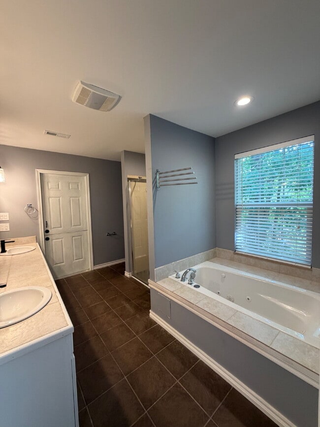 Building Photo - Backyard dream - Covered large patio and fully fenced in!!