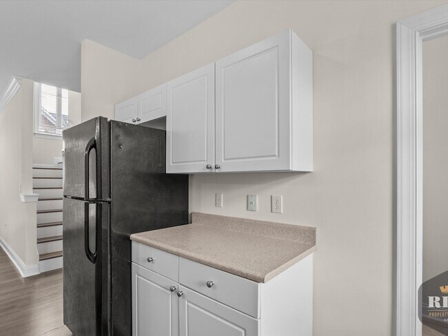 Building Photo - 3 Story Townhome, New Wood Floors, Great W...