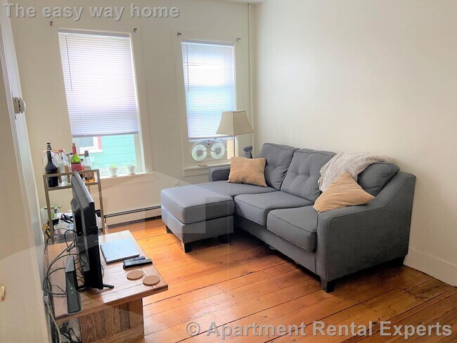 Building Photo - 37 Oak St