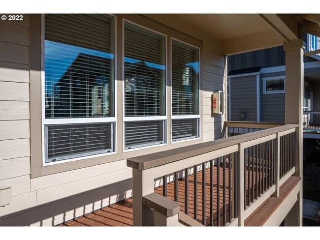 Building Photo - 4 Bedroom Home near Orenco Station!!