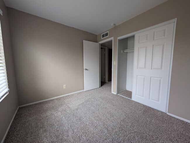 Building Photo - 3 bedroom 2 Bathroom Home