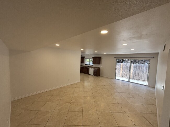 Building Photo - 388 Hilltop Dr