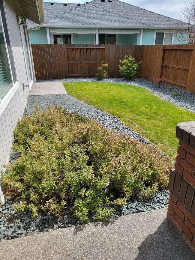 Building Photo - 3 bed 2 bath Single Family Home for Rent in Grants Pass