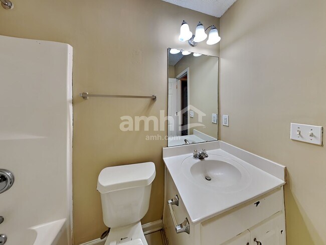 Building Photo - 447 The Gables Dr