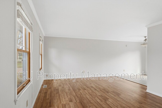 Building Photo - 1903 Sumac Dr