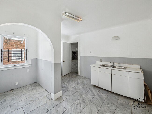 Building Photo - $1200 Bungalow