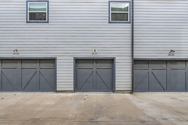 Building Photo - 301 E Lamar St