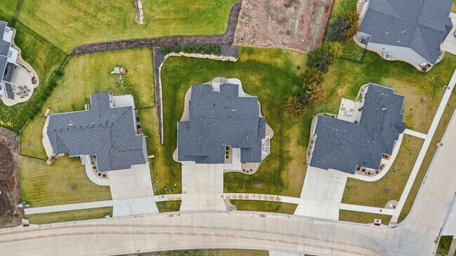 Building Photo - Stunning 6 Bed, 3 Bath Heritage Hills Home | 3-Car Garage | Walk-Out Basement