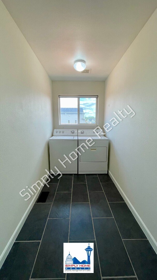 Building Photo - Welcome home to this charming 3 bedroom, 2 bathroom home in the heart of Yelm!