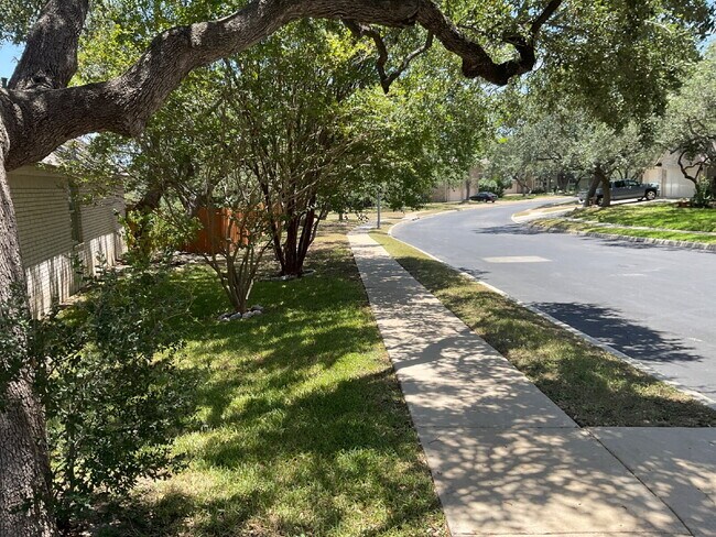 Building Photo - 4 Bedroom Oasis with Pool, Close to Milita...