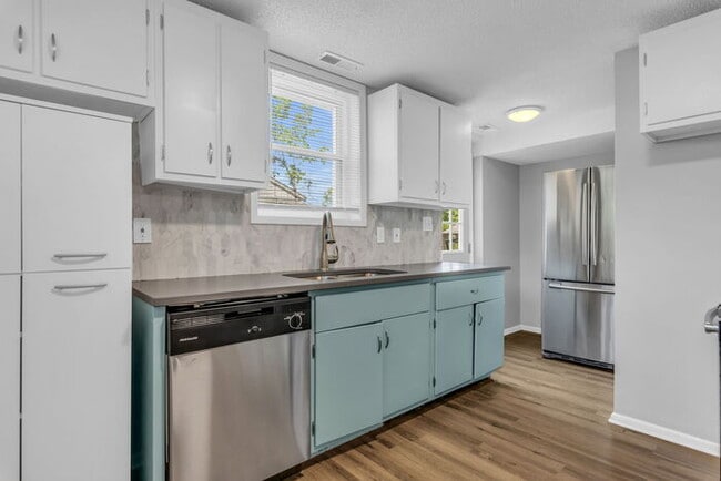 Building Photo - 4 bed, 2 bath, updated interior, AVAILABLE...