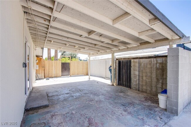 Building Photo - 1046 E Hassett Ave