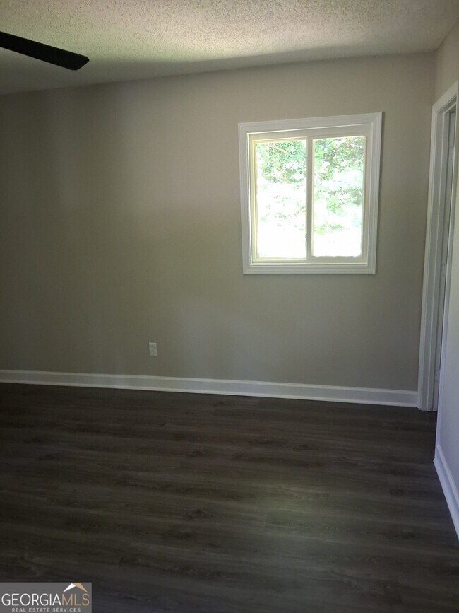 Building Photo - 8229 Queens Dr