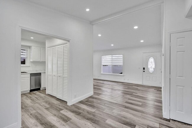 Building Photo - 229 SW 1st Ave