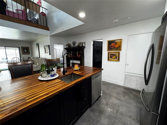 Building Photo - 6984 Greentree Ln